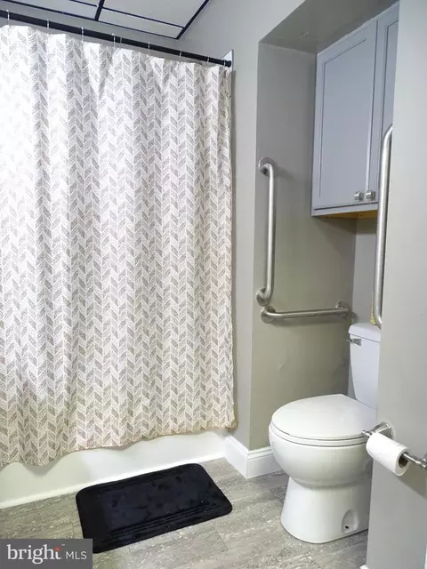 Bath - 206 3rd St, Hanover, PA 17331 photo 2 of 2