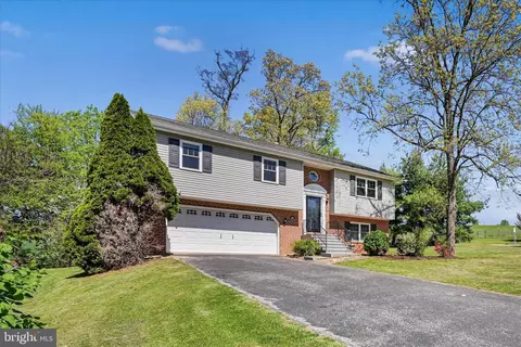 301 Larkin Dr, Red Lion, PA 17356