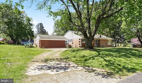 35 High St, Glen Rock, PA 17327