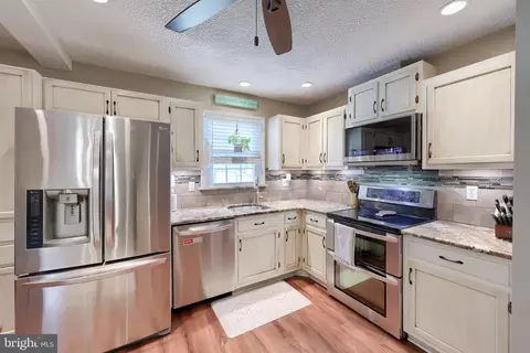 Kitchen - 3340 Cranmere Ln, York, PA 17402 photo 2 of 2
