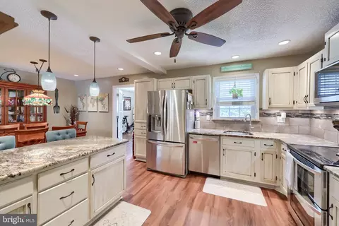 Kitchen - 3340 Cranmere Ln, York, PA 17402 photo 1 of 2