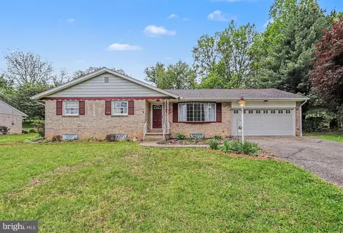 12 Greenbriar Dr, York, PA 17407