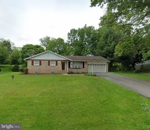 12 Greenbriar Dr, York, PA 17407