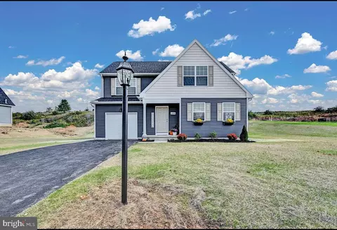 1090 Alder Ct, York, PA 17408