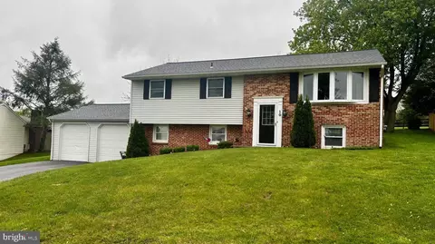 10 Logan Heights Rd, York, PA 17403