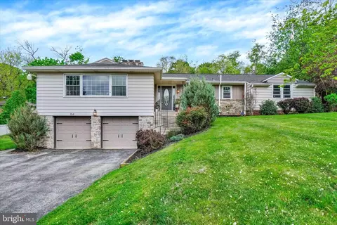 104 Woodland Dr, York, PA 17403