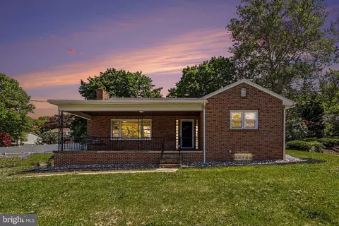 520 Woodland View Dr, York, PA 17406