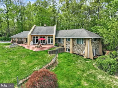 8272 Woodbine Rd, Airville, PA 17302