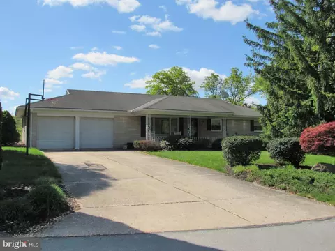 2013 Black Oak Dr, Red Lion, PA 17356