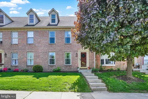 136 Crown Pointe Dr, York, PA 17402
