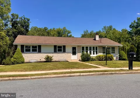 410 Arnold Ln, York, PA 17406