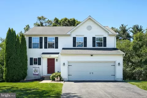 425 Lakeview Dr, Spring Grove, PA 17362