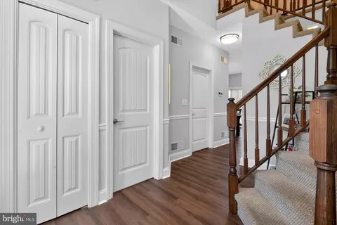 Entry Way - 1055 Beck Mill Rd, Hanover, PA 17331 photo 2 of 4