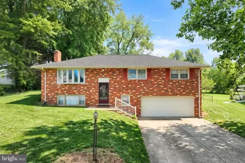2090 Loman Dr, York, PA 17408