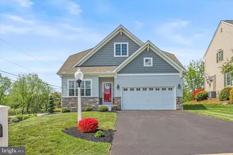 5 Surrey Ln, York, PA 17402