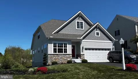 5 Surrey Ln, York, PA 17402