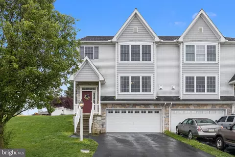 560 Nantucket Dr, Red Lion, PA 17356