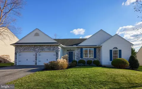 275 Silver Maple Ct, Mount Wolf, PA 17347