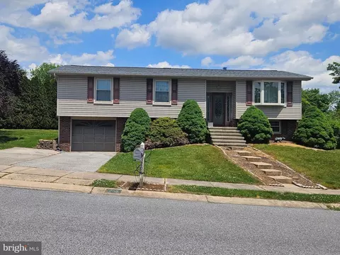 208 Willow Dr, Dover, PA 17315