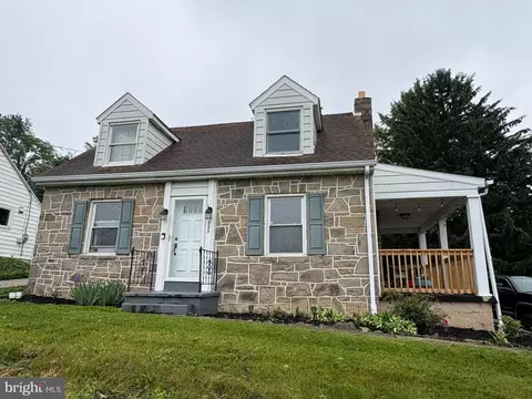 338 Woodland View Dr, York, PA 17406