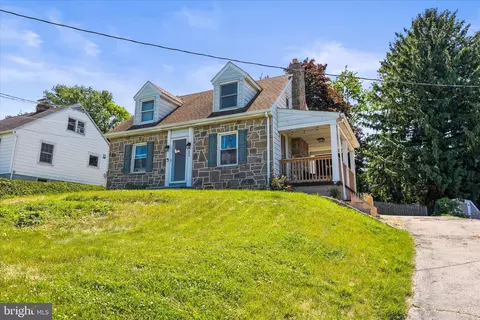 338 Woodland View Dr, York, PA 17406