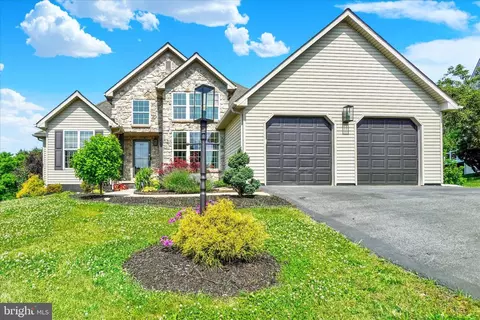558 Monarch Dr, York, PA 17403
