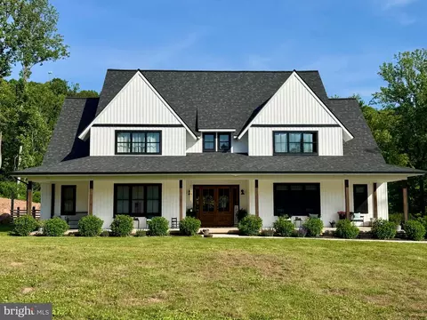 911 N Circle Dr, Dover, PA 17315