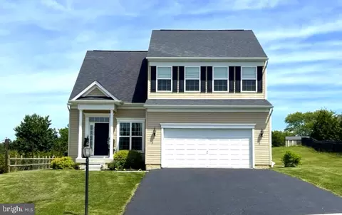 2322 Water Garden Dr, Hanover, PA 17331