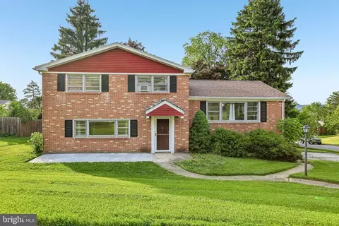 2595 Eastwood Dr, York, PA 17402