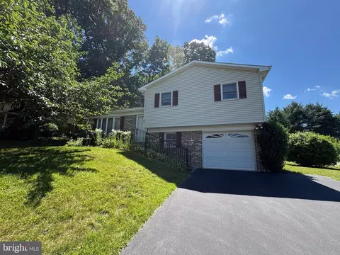 389 Oakwood Dr, Seven Valleys, PA 17360