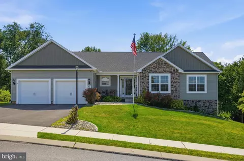 43 Huntmaster Dr, Hanover, PA 17331