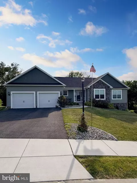 43 Huntmaster Dr, Hanover, PA 17331