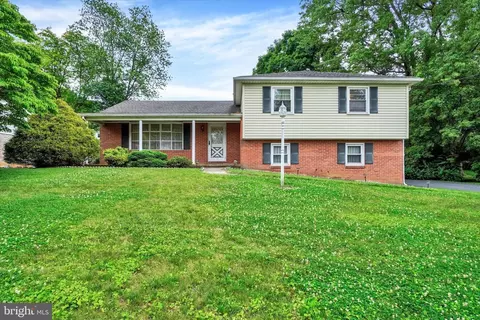 4036 Robinwood Rd, York, PA 17402