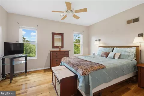 Bedroom - 4065 Deerhill Dr, Hellam, PA 17406 photo 3 of 4