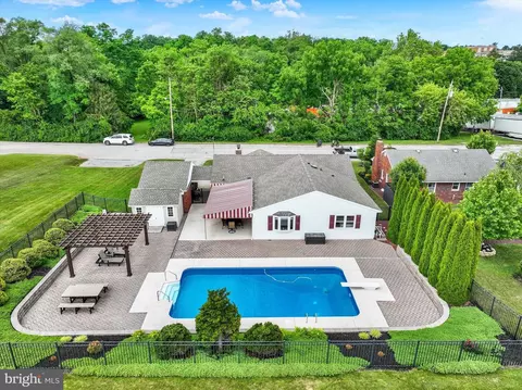 285 S Main St, Mount Wolf, PA 17347