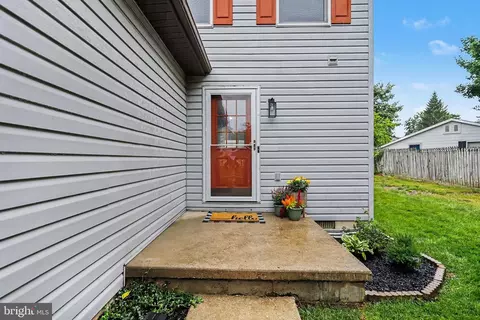 Exterior - 436 Springbrook Ct #E1, Hanover, PA 17331 photo 4 of 5