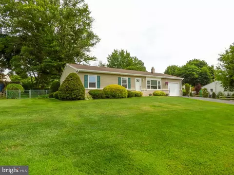 4325 Pinewood Ln, York, PA 17402