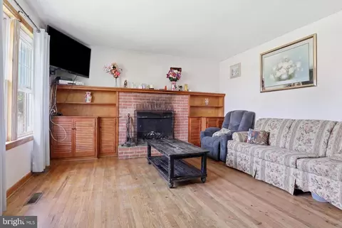 Living - 30 Hanover St, Codorus, PA 17311 photo 1 of 3