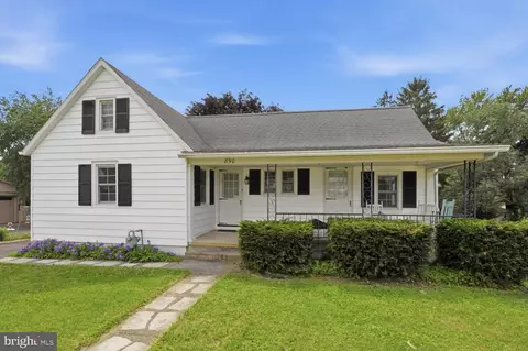 890 Melrose Ln, York, PA 17402