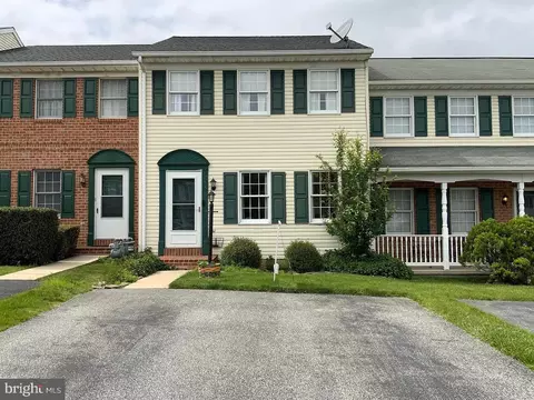 295 Robin Hill Cir, York, PA 17404