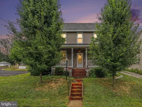 37 High St, Stewartstown, PA 17363