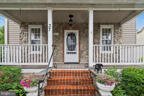 37 High St, Stewartstown, PA 17363