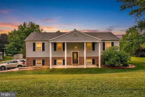 20 Oak Dr, Mount Wolf, PA 17347