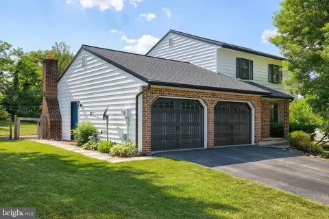 2832 Glen Hollow Dr, York, PA 17406