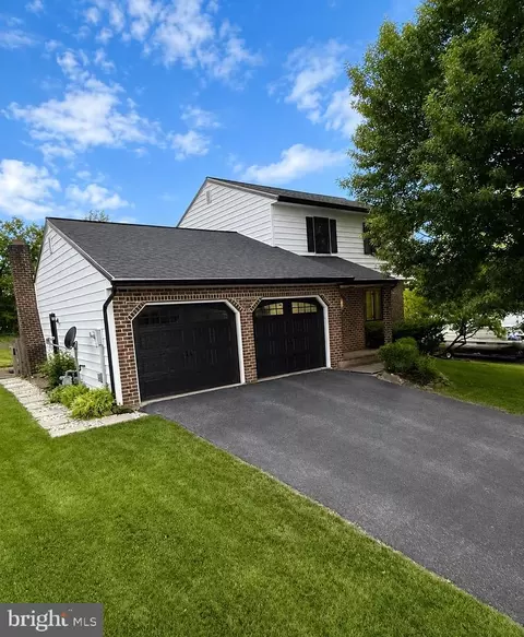 2832 Glen Hollow Dr, York, PA 17406