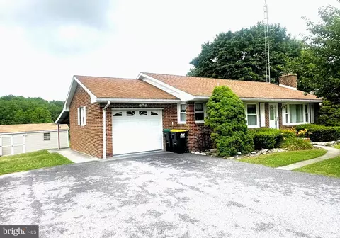 985 Fairview Dr, Hanover, PA 17331