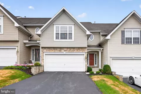 2394 E Slater Hill Ln E #12, York, PA 17406