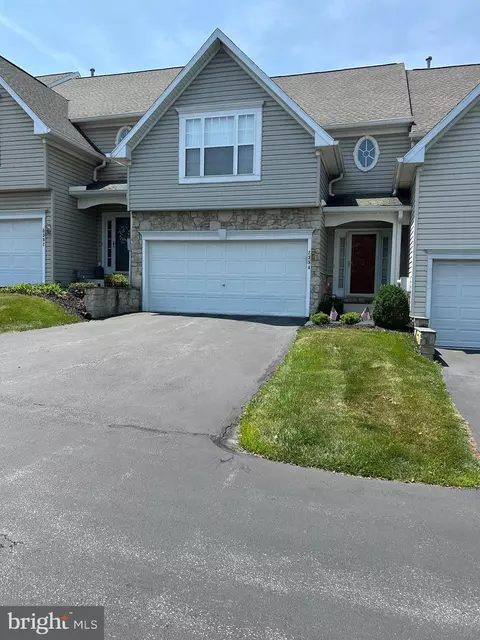 2394 E Slater Hill Ln E #12, York, PA 17406