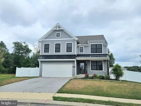 15 Cloverfield St, Stewartstown, PA 17363