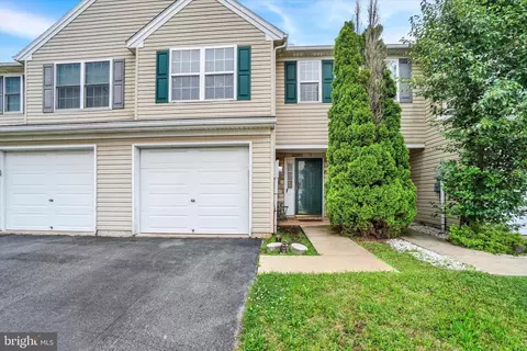 320 Fisher Dr, East York, PA 17402